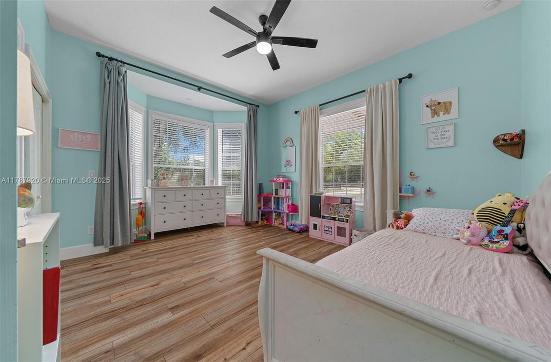 Recently Sold: $849,900 (5 beds, 3 baths, 2729 Square Feet)