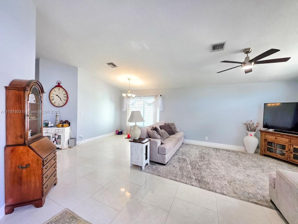 Recently Sold: $528,000 (3 beds, 2 baths, 1716 Square Feet)