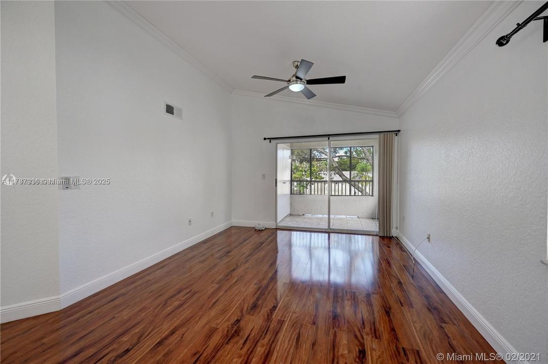 Recently Rented: $2,100 (2 beds, 2 baths, 981 Square Feet)