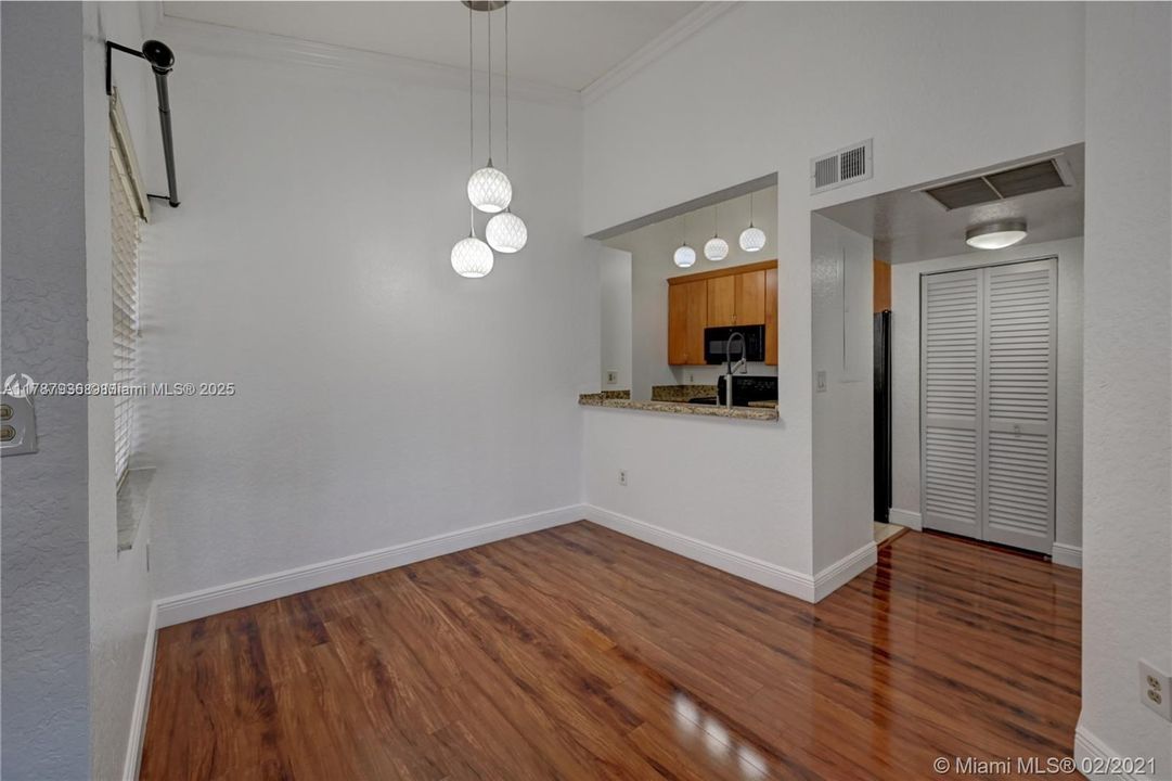 Recently Rented: $2,100 (2 beds, 2 baths, 981 Square Feet)
