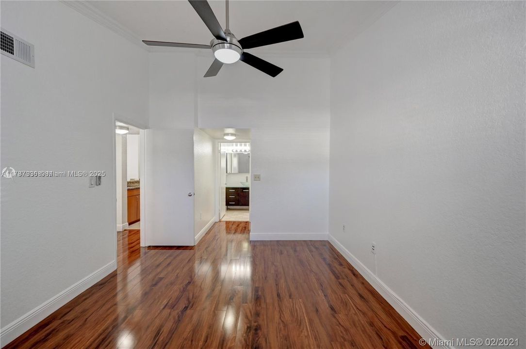 Recently Rented: $2,100 (2 beds, 2 baths, 981 Square Feet)