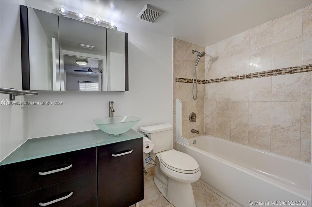 Recently Rented: $2,100 (2 beds, 2 baths, 981 Square Feet)