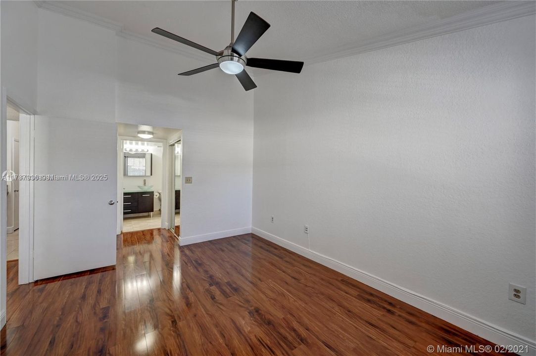 Recently Rented: $2,100 (2 beds, 2 baths, 981 Square Feet)