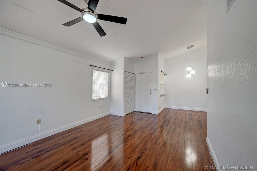 Recently Rented: $2,100 (2 beds, 2 baths, 981 Square Feet)