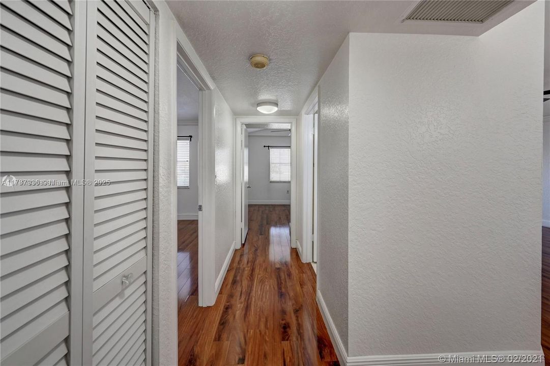 Recently Rented: $2,100 (2 beds, 2 baths, 981 Square Feet)