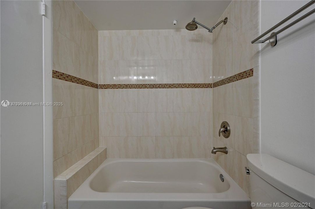 Recently Rented: $2,100 (2 beds, 2 baths, 981 Square Feet)