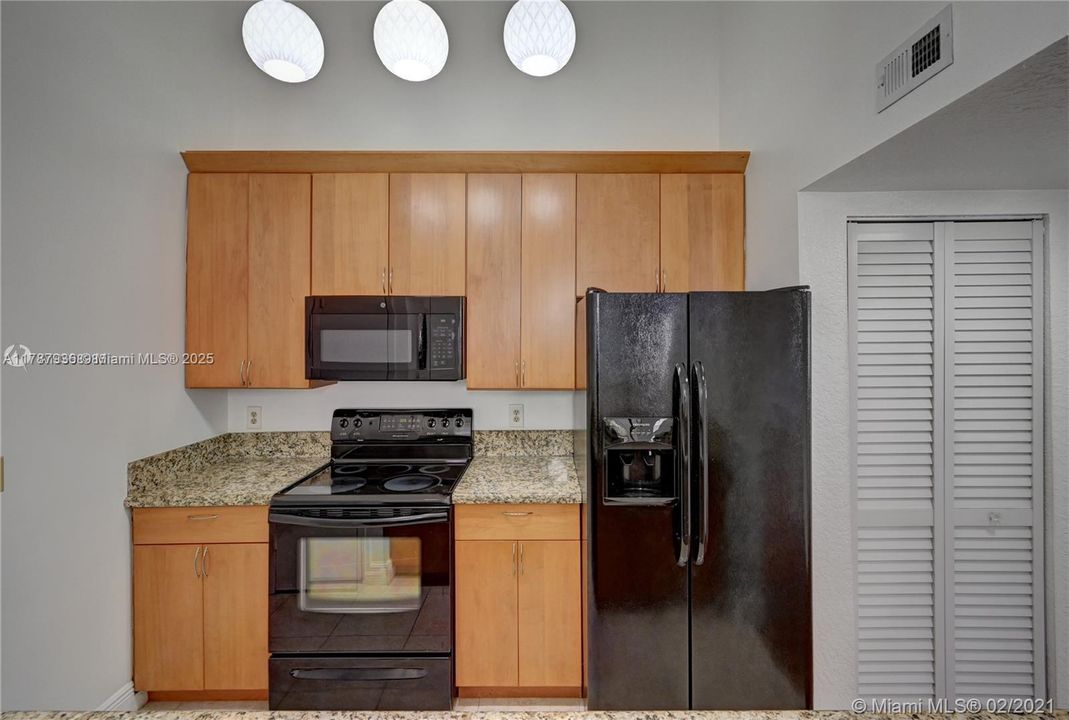 Recently Rented: $2,100 (2 beds, 2 baths, 981 Square Feet)