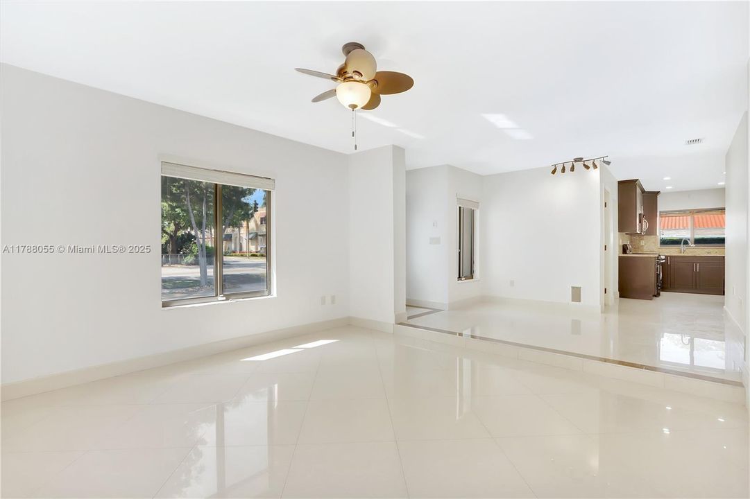 Vendido Recientemente: $875,000 (3 camas, 2 baños, 1596 Pies cuadrados)