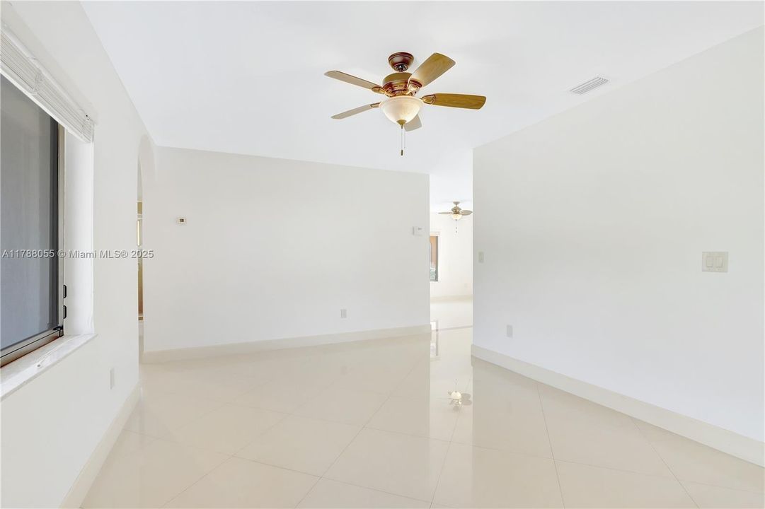 Vendido Recientemente: $875,000 (3 camas, 2 baños, 1596 Pies cuadrados)