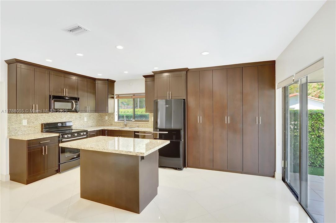 Vendido Recientemente: $875,000 (3 camas, 2 baños, 1596 Pies cuadrados)