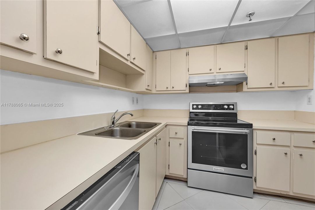 Vendido Recientemente: $440,000 (2 camas, 2 baños, 960 Pies cuadrados)