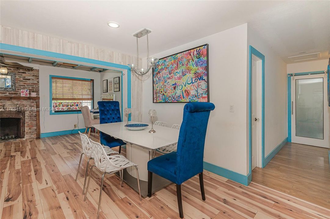 最近租的: $3,900 (4 贝兹, 3 浴室, 1486 平方英尺)