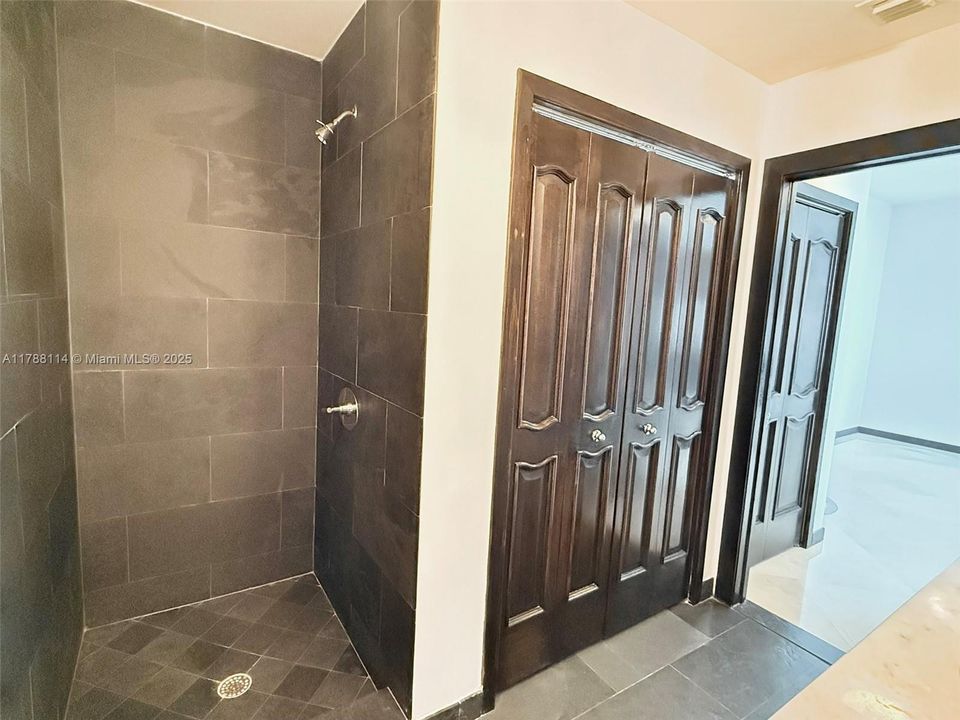 For Sale: $750,000 (1 beds, 2 baths, 912 Square Feet)