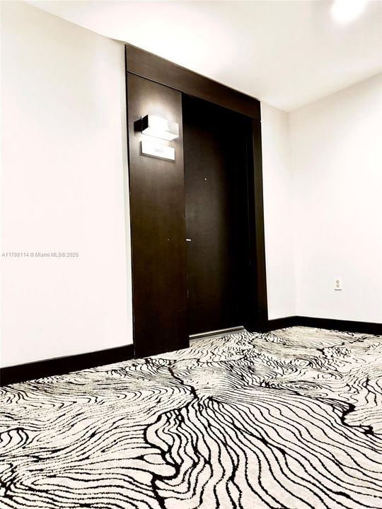 For Sale: $750,000 (1 beds, 2 baths, 912 Square Feet)