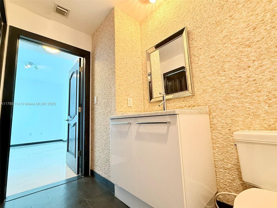 For Sale: $750,000 (1 beds, 2 baths, 912 Square Feet)