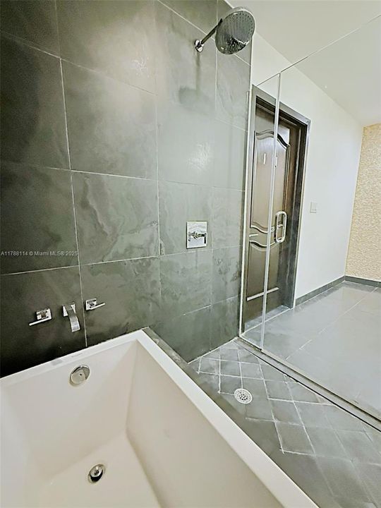 For Sale: $750,000 (1 beds, 2 baths, 912 Square Feet)