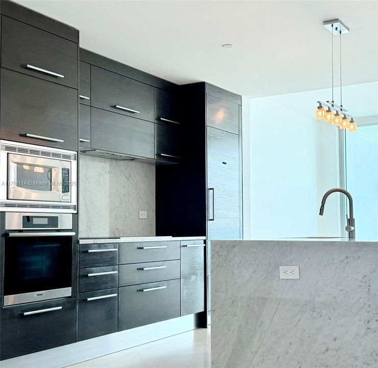 For Sale: $750,000 (1 beds, 2 baths, 912 Square Feet)