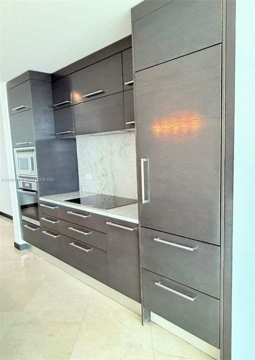 For Sale: $750,000 (1 beds, 2 baths, 912 Square Feet)