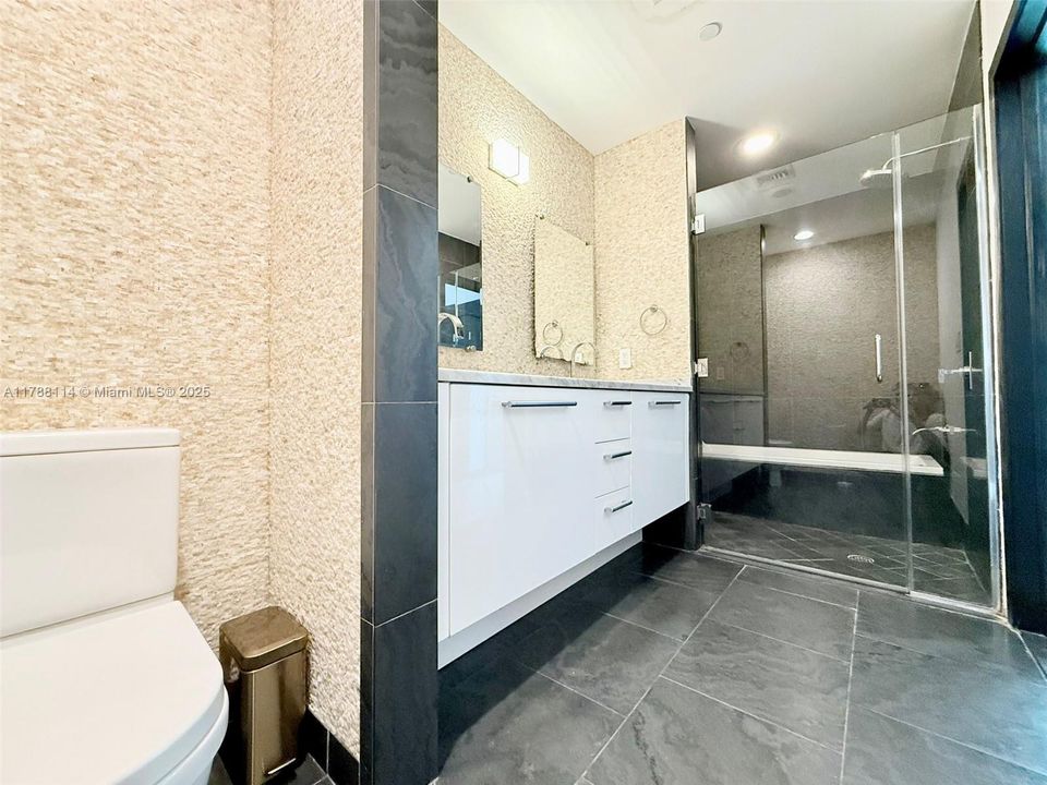 For Sale: $750,000 (1 beds, 2 baths, 912 Square Feet)