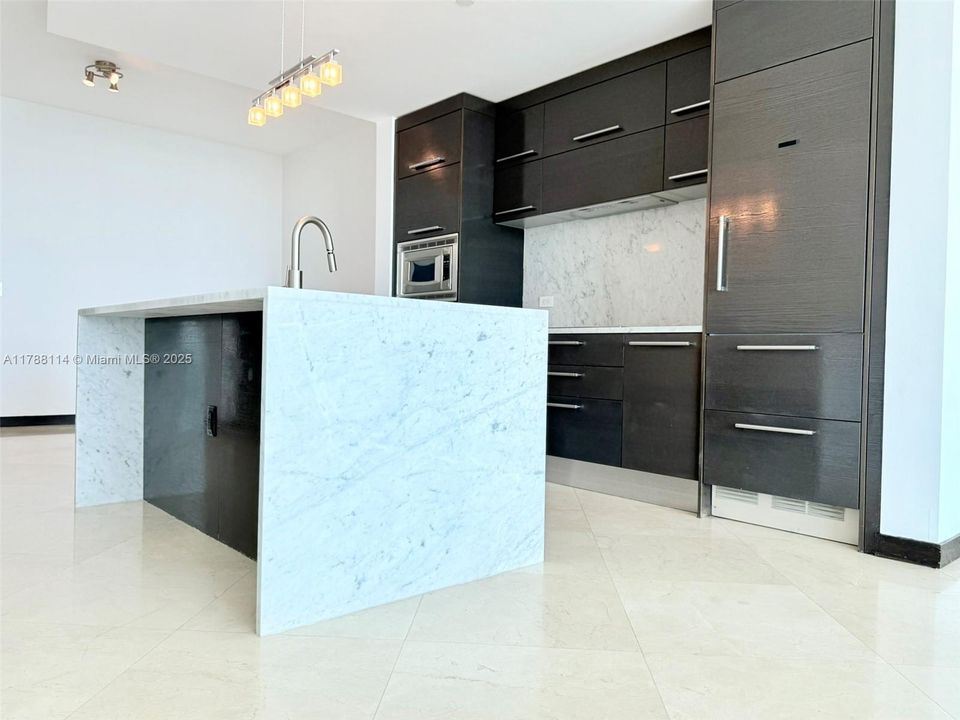 For Sale: $750,000 (1 beds, 2 baths, 912 Square Feet)