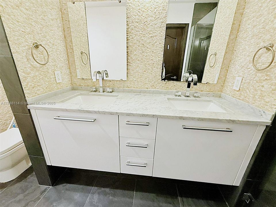 For Sale: $750,000 (1 beds, 2 baths, 912 Square Feet)