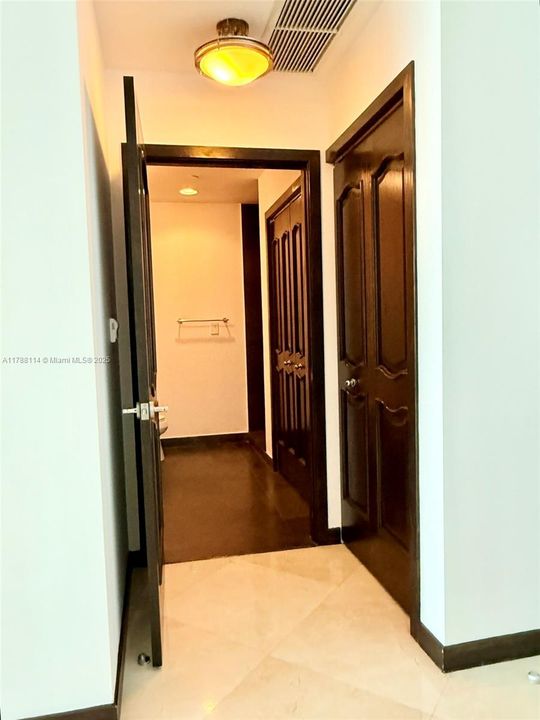 For Sale: $750,000 (1 beds, 2 baths, 912 Square Feet)