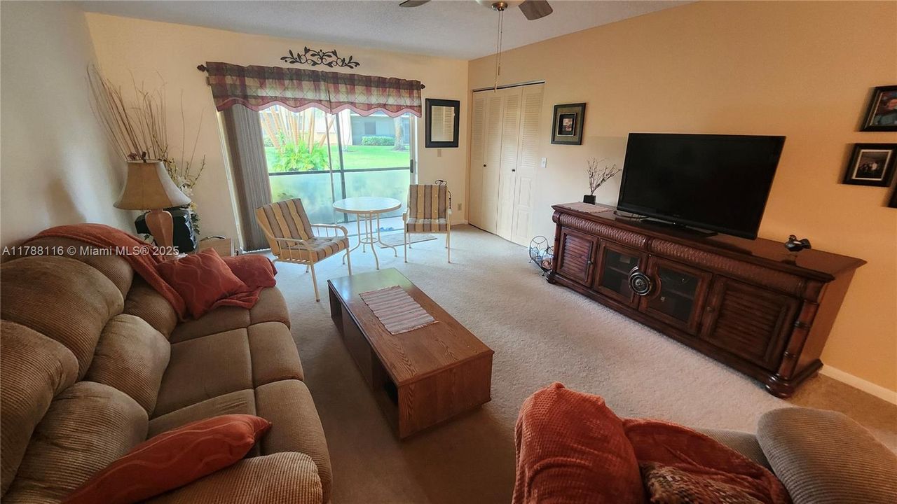 待售: $230,000 (1 贝兹, 1 浴室, 910 平方英尺)