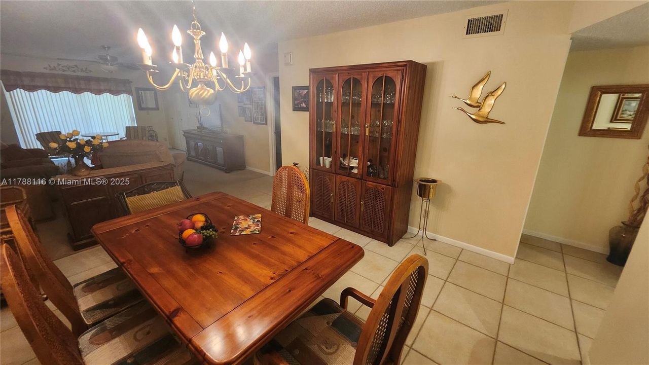 待售: $230,000 (1 贝兹, 1 浴室, 910 平方英尺)