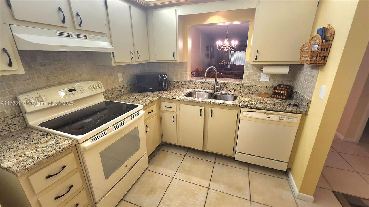 待售: $230,000 (1 贝兹, 1 浴室, 910 平方英尺)