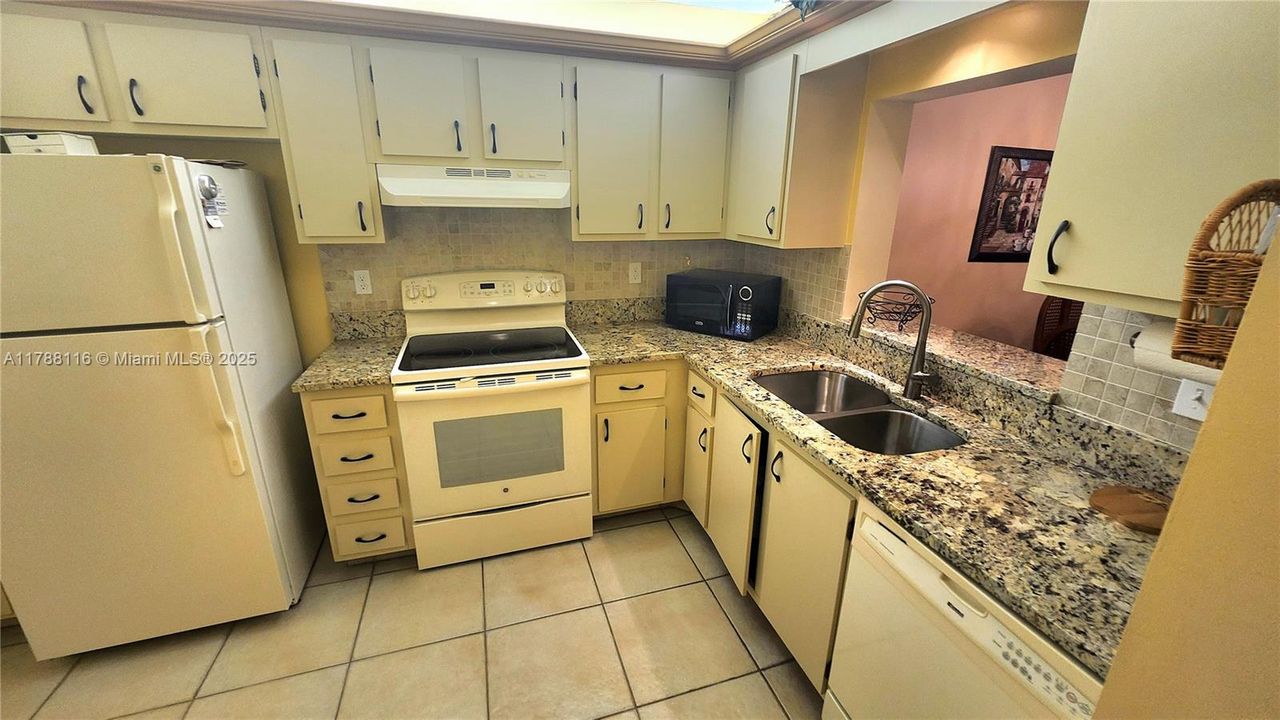 待售: $230,000 (1 贝兹, 1 浴室, 910 平方英尺)