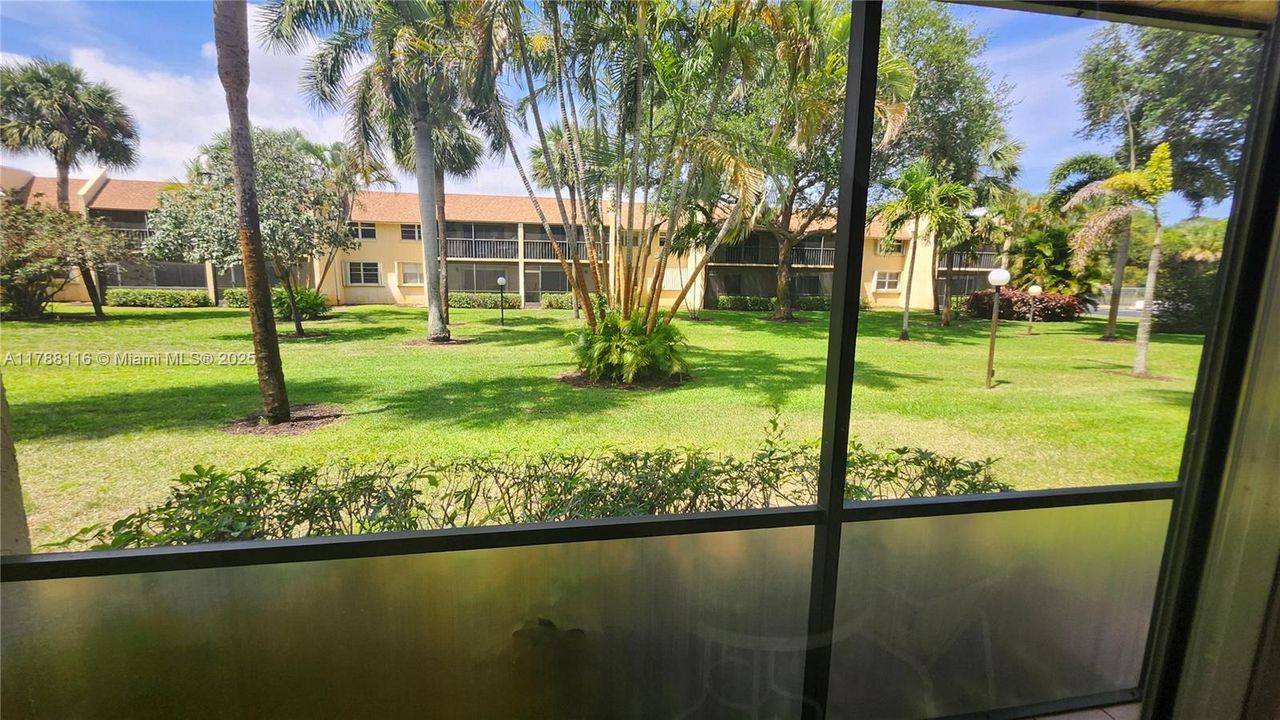 待售: $230,000 (1 贝兹, 1 浴室, 910 平方英尺)