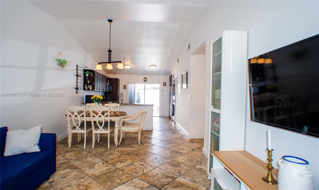 Недавно продано: $489,900 (3 спален, 2 ванн, 1190 Квадратных фут)