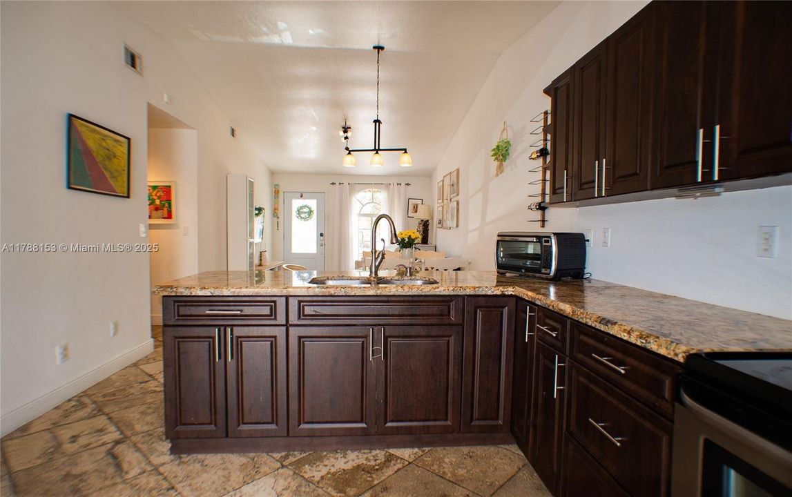 Недавно продано: $489,900 (3 спален, 2 ванн, 1190 Квадратных фут)