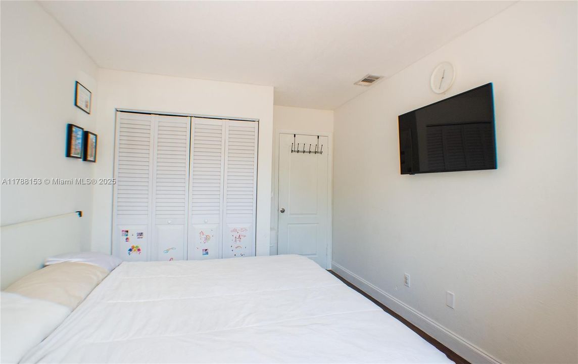 Недавно продано: $489,900 (3 спален, 2 ванн, 1190 Квадратных фут)