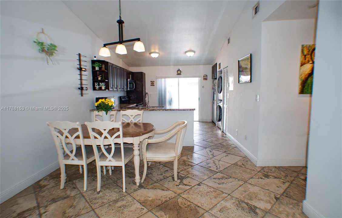 Недавно продано: $489,900 (3 спален, 2 ванн, 1190 Квадратных фут)