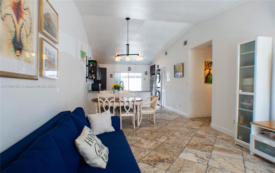 Недавно продано: $489,900 (3 спален, 2 ванн, 1190 Квадратных фут)