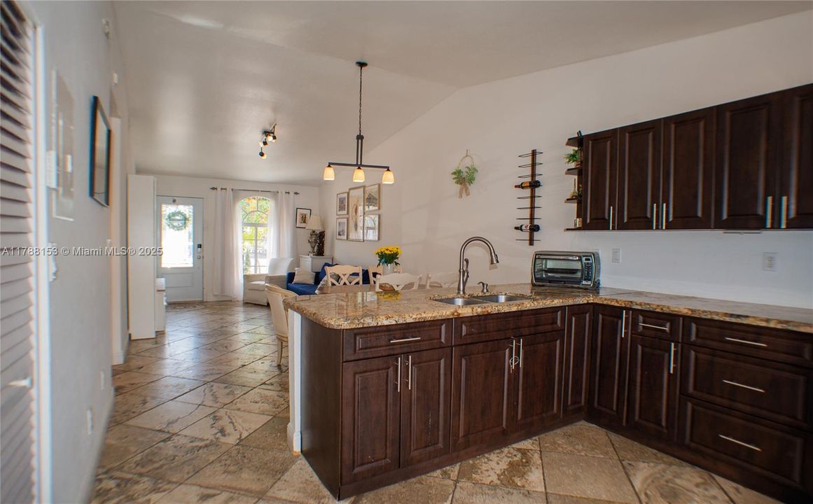 Недавно продано: $489,900 (3 спален, 2 ванн, 1190 Квадратных фут)