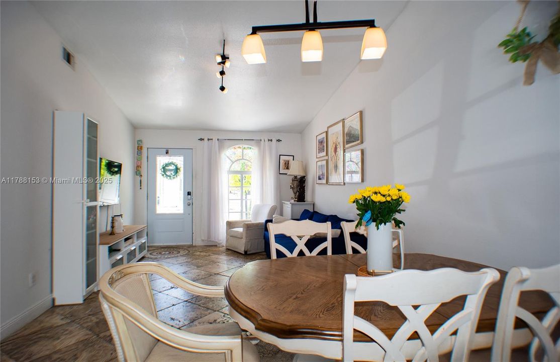 Недавно продано: $489,900 (3 спален, 2 ванн, 1190 Квадратных фут)