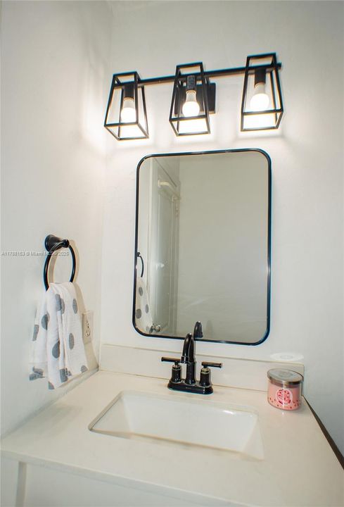 Недавно продано: $489,900 (3 спален, 2 ванн, 1190 Квадратных фут)