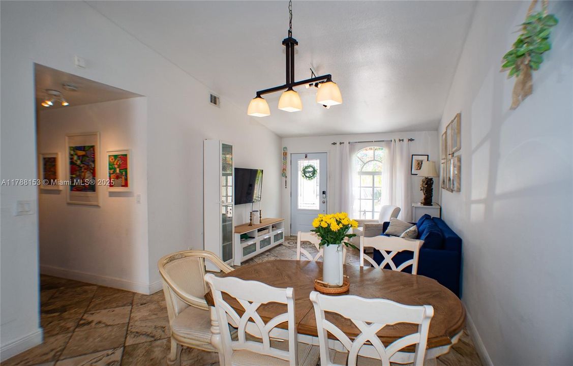 Недавно продано: $489,900 (3 спален, 2 ванн, 1190 Квадратных фут)