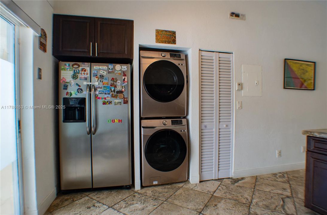 Недавно продано: $489,900 (3 спален, 2 ванн, 1190 Квадратных фут)