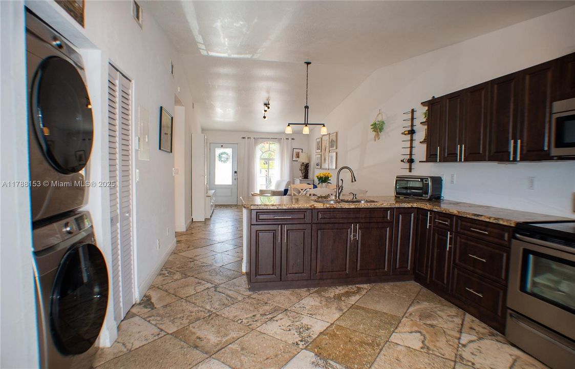 Недавно продано: $489,900 (3 спален, 2 ванн, 1190 Квадратных фут)