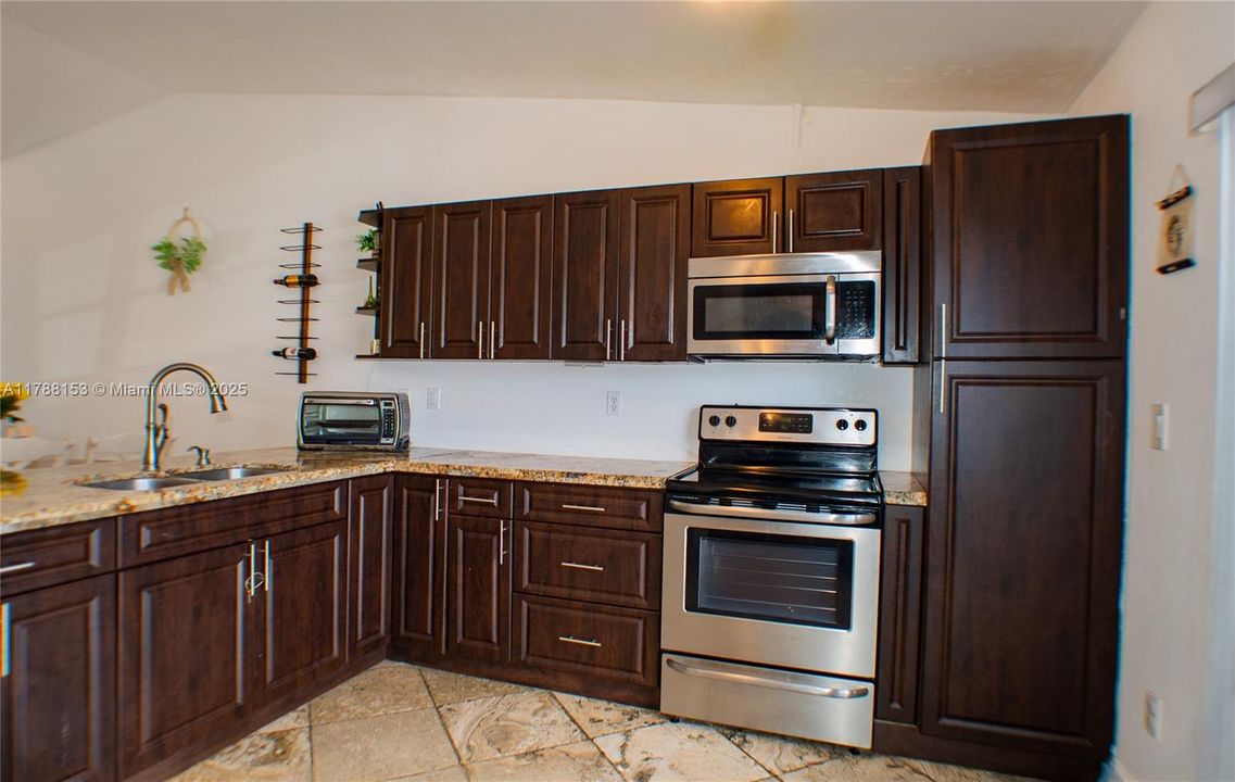 Недавно продано: $489,900 (3 спален, 2 ванн, 1190 Квадратных фут)