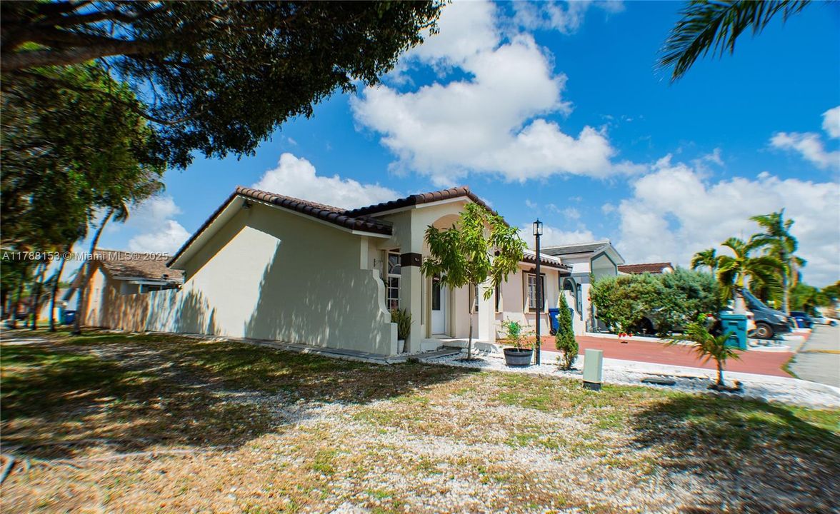 Недавно продано: $489,900 (3 спален, 2 ванн, 1190 Квадратных фут)