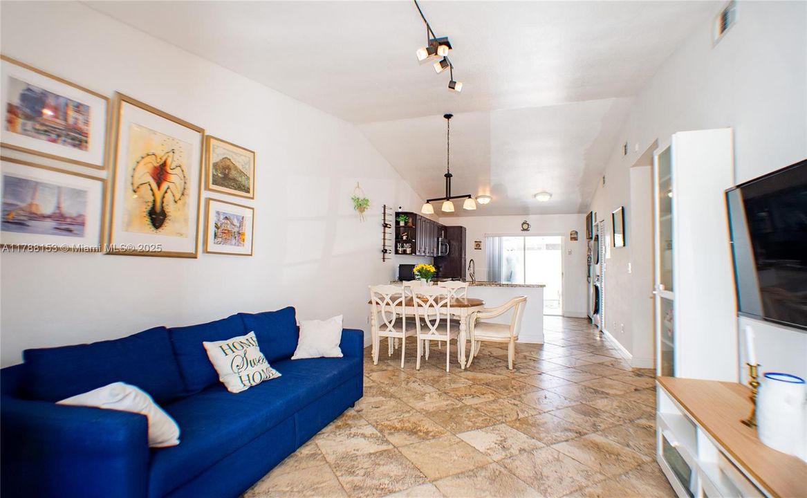 Недавно продано: $489,900 (3 спален, 2 ванн, 1190 Квадратных фут)