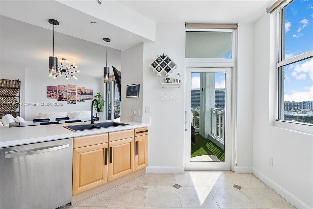 最近售出: $1,275,000 (3 贝兹, 2 浴室, 1731 平方英尺)