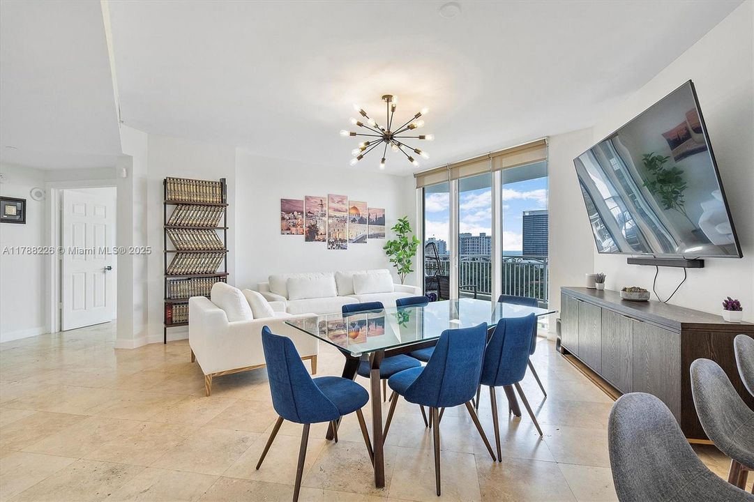 最近售出: $1,275,000 (3 贝兹, 2 浴室, 1731 平方英尺)