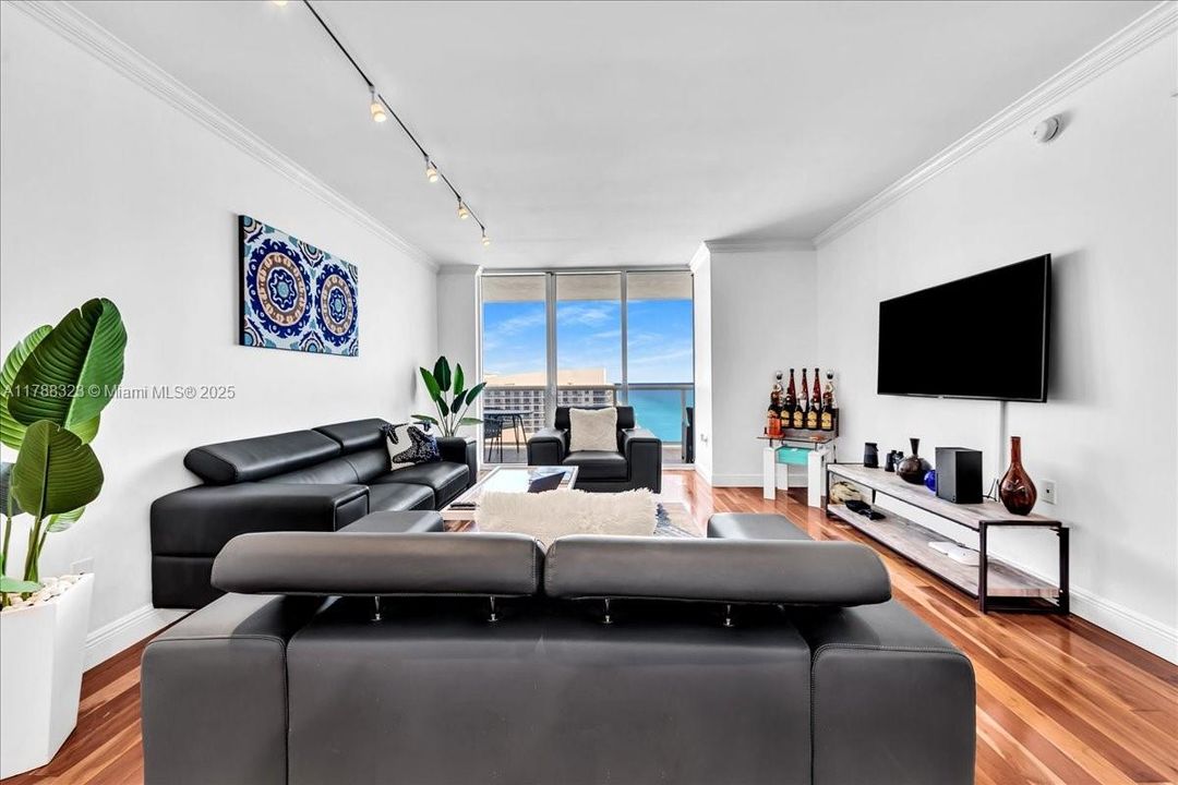 Recently Sold: $999,000 (2 beds, 2 baths, 1337 Square Feet)