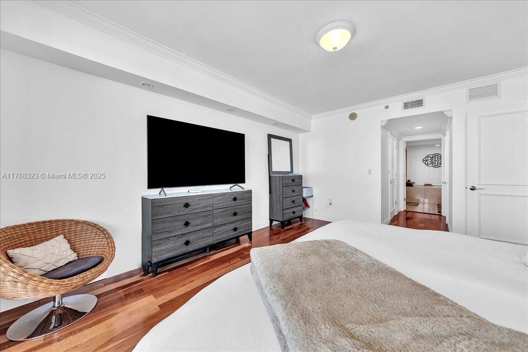 Recently Sold: $999,000 (2 beds, 2 baths, 1337 Square Feet)