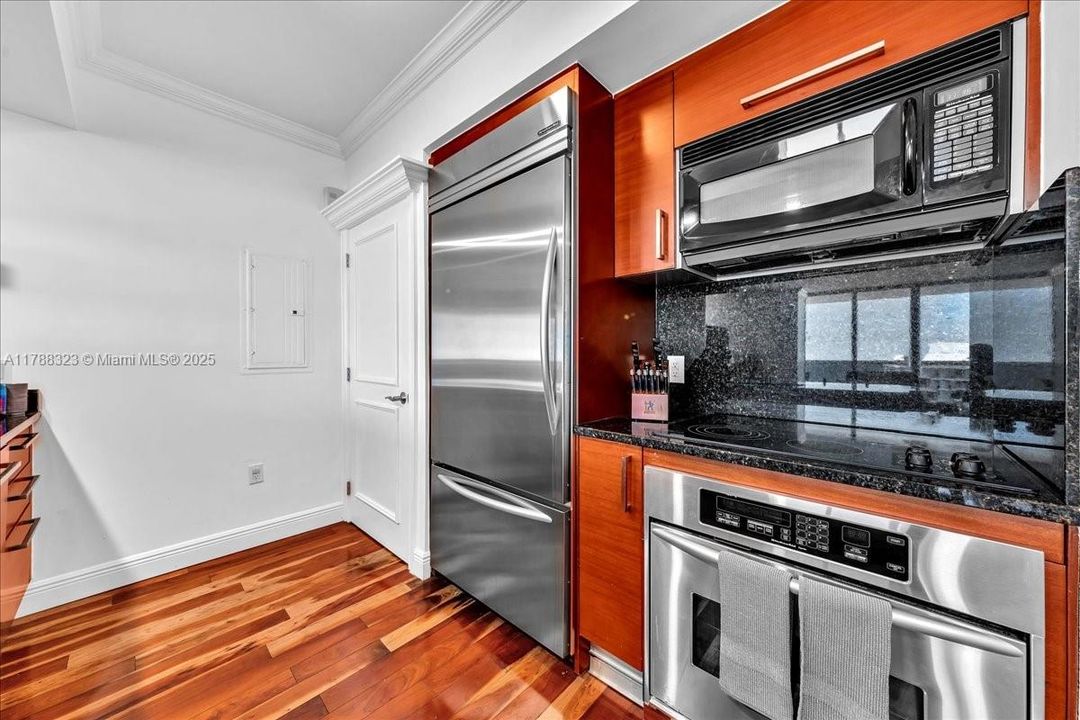 Recently Sold: $999,000 (2 beds, 2 baths, 1337 Square Feet)